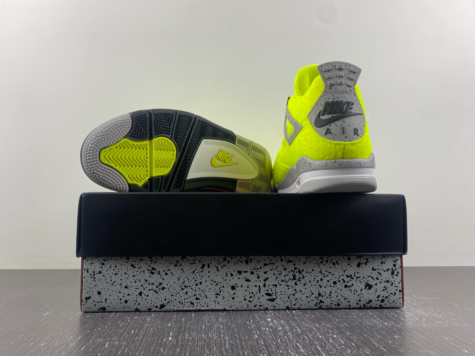 Air Jordan4 tennis ball