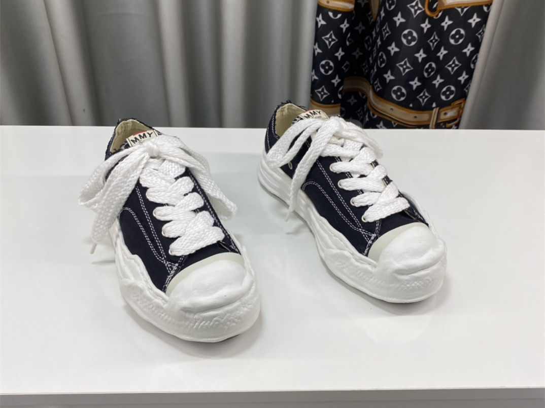 Maison Mihara Yasuhiro Low-Top Sneakers MMY-040