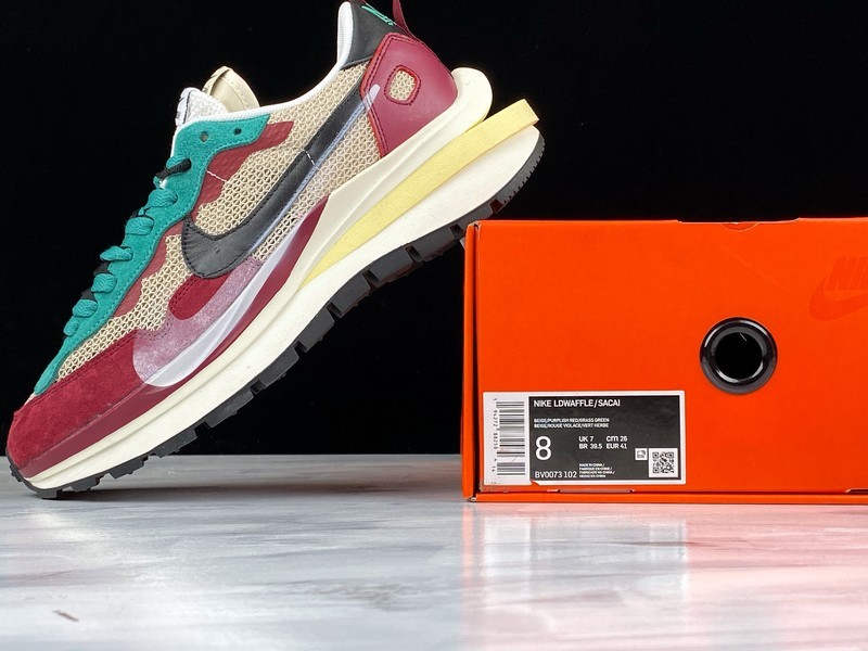 Sacai x Nike Regasus Vaporrly SP Beige/Purplish Red-Grass Green BV0073-102