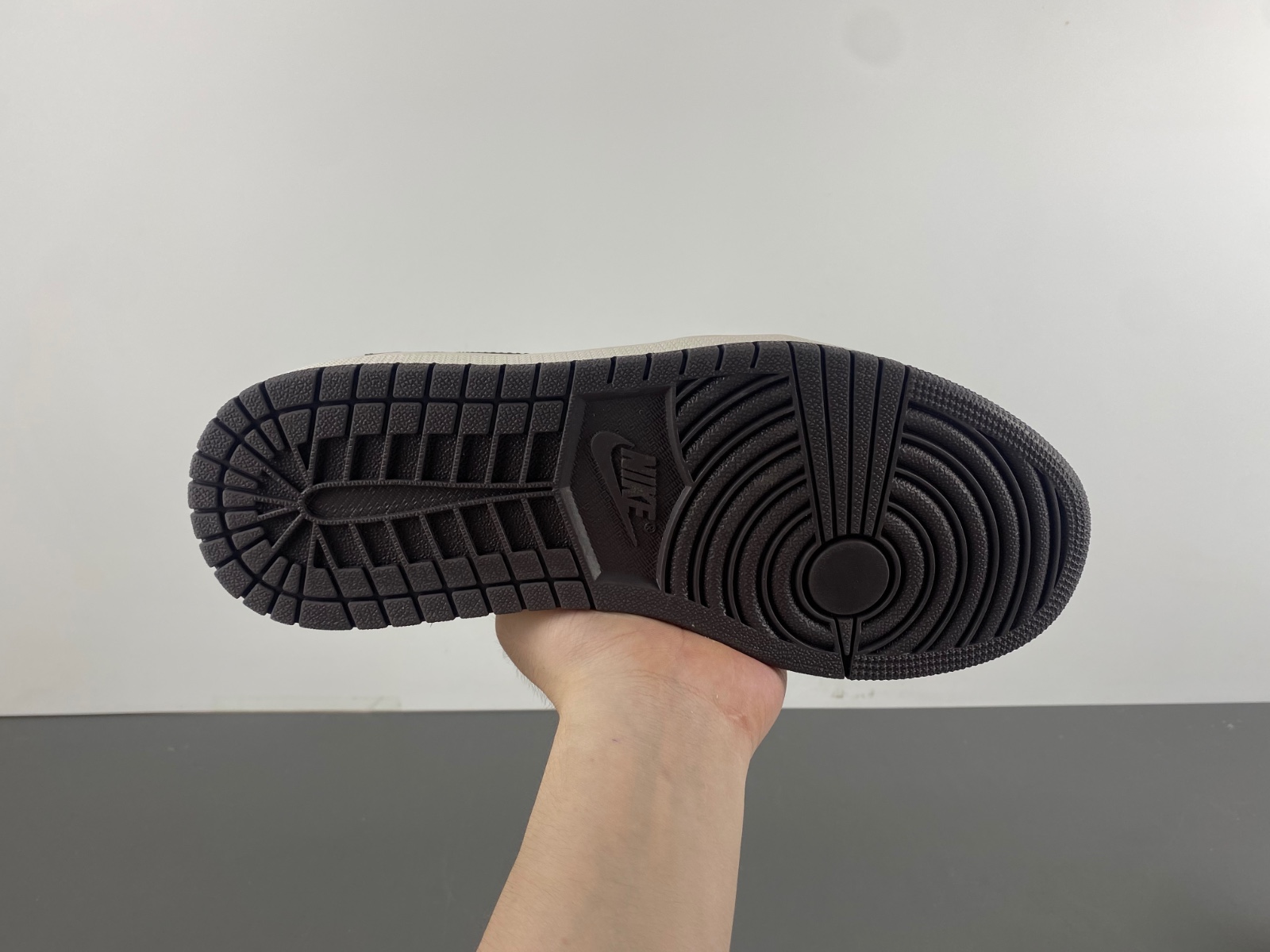 Travis Scott x Air Jordan 1 Low OG   LX1988-100