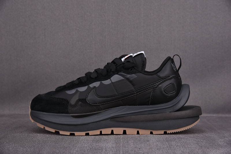 Sacai x VaporWaffle 'Black Gum'  DD1875 001