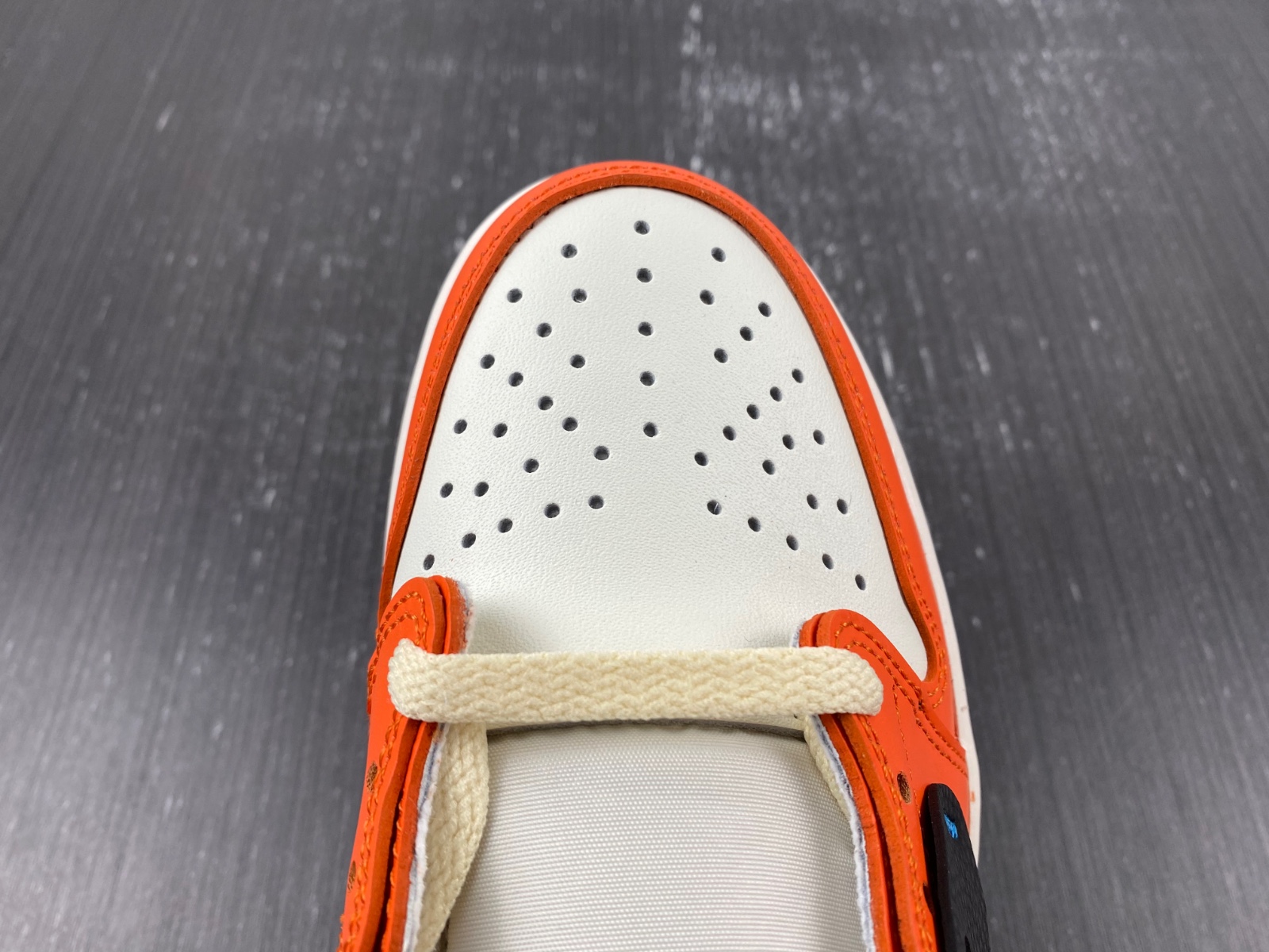 OFF-WHITE x Air Jordan 1 customize