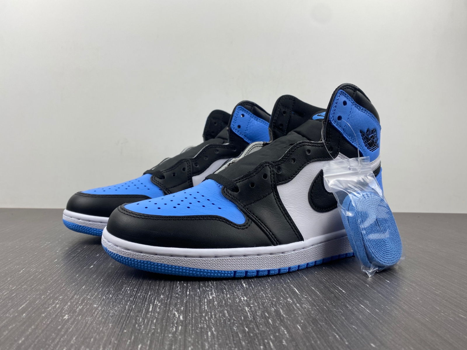 Air Jordan 1 Retro High OG "University Blue" DZ5485-400