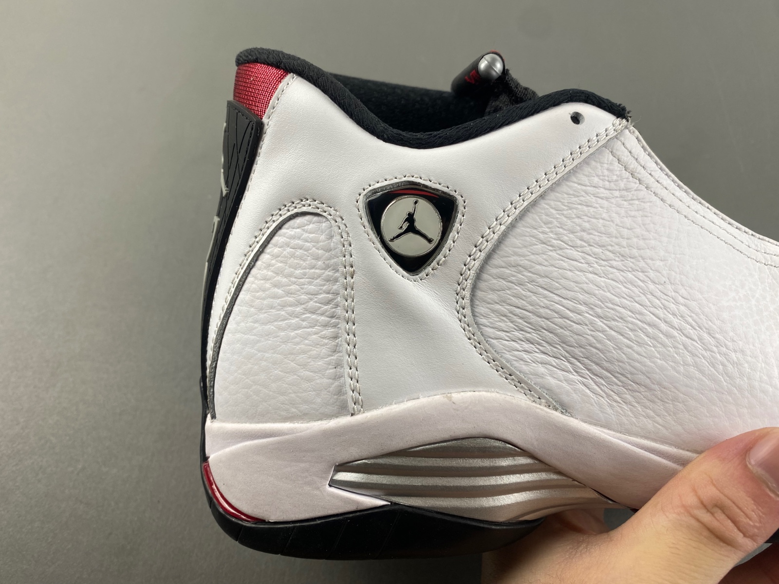 Jordan 14 Retro Black Toe (2024)    487471-160