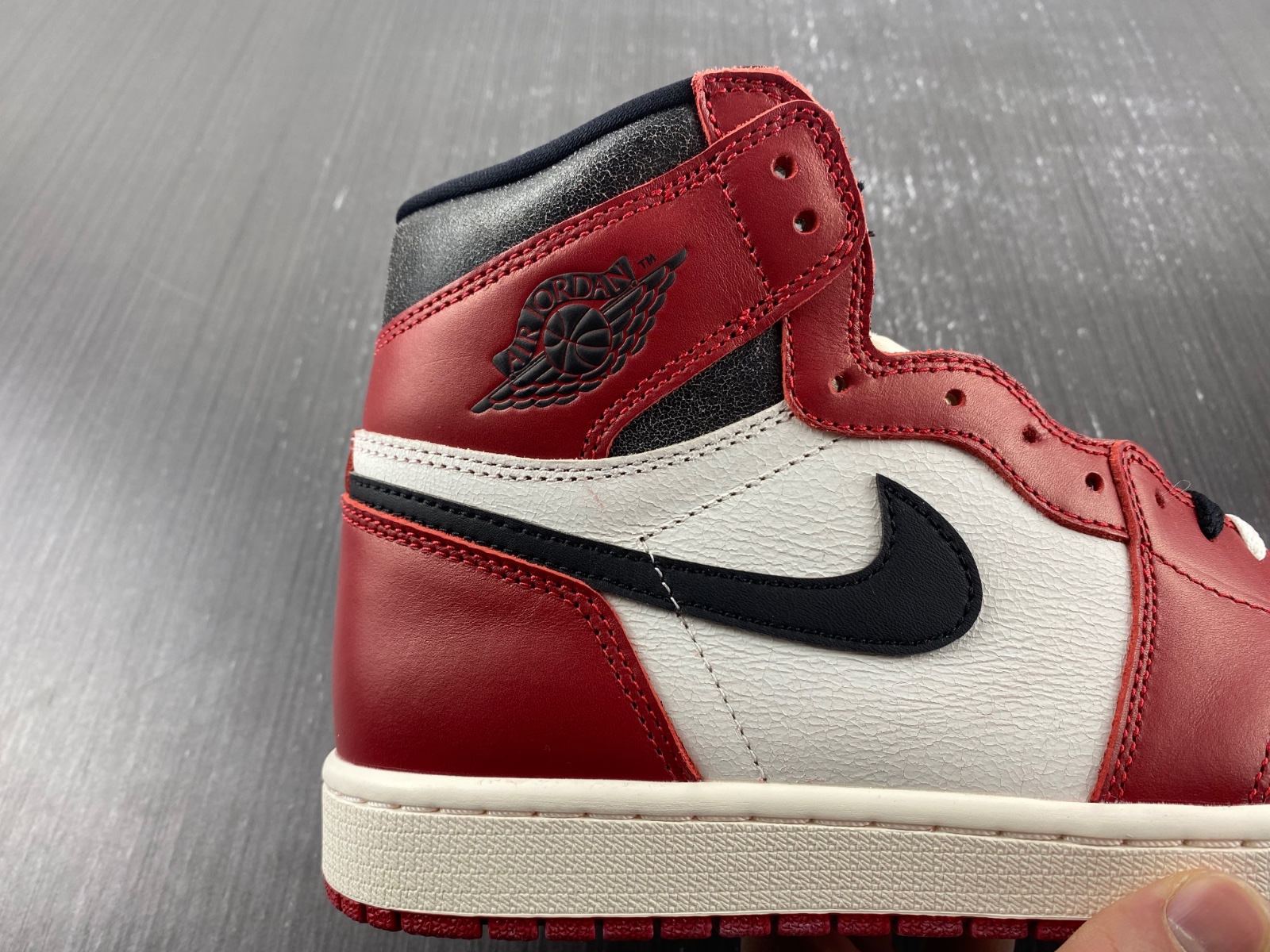 Air Jordan 1 Retro High OG Chicago Lost and Found DZ5485-612