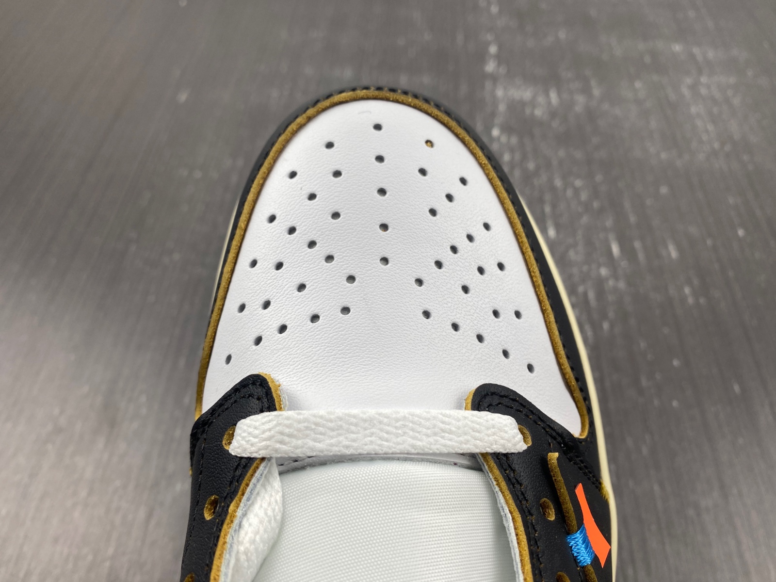 OFF-WHITE x Air Jordan 1 customize