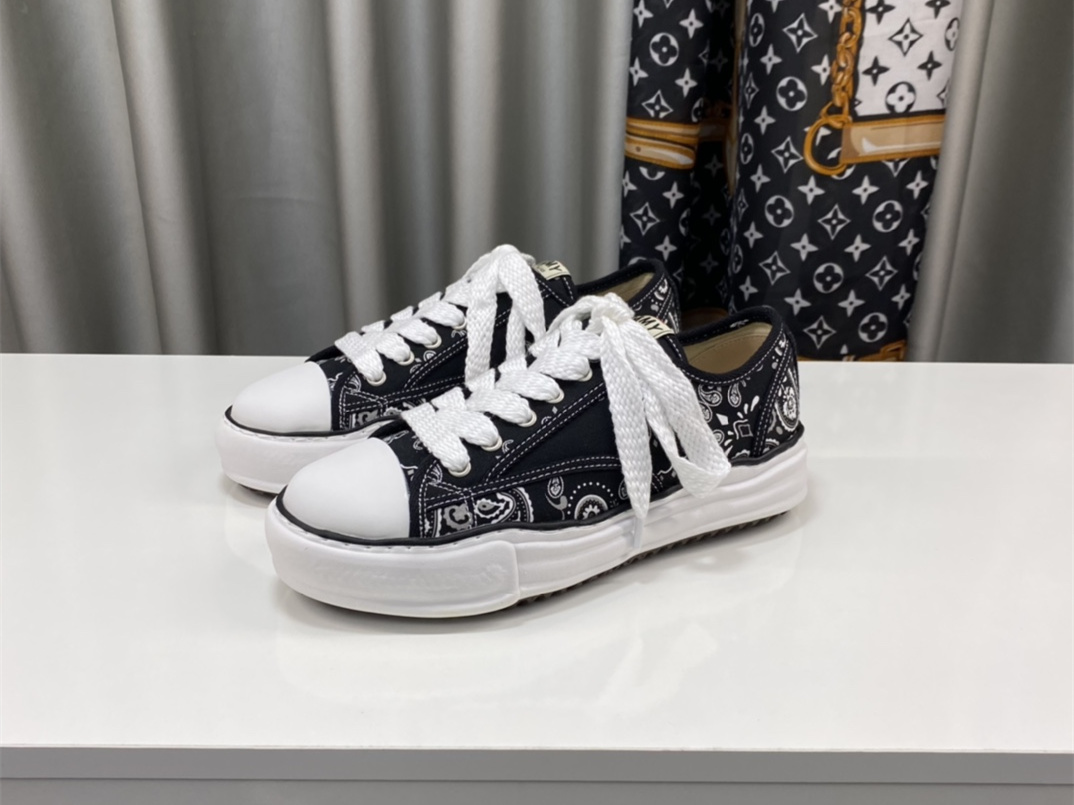 Maison Mihara Yasuhiro Low-Top Sneakers MMY-031