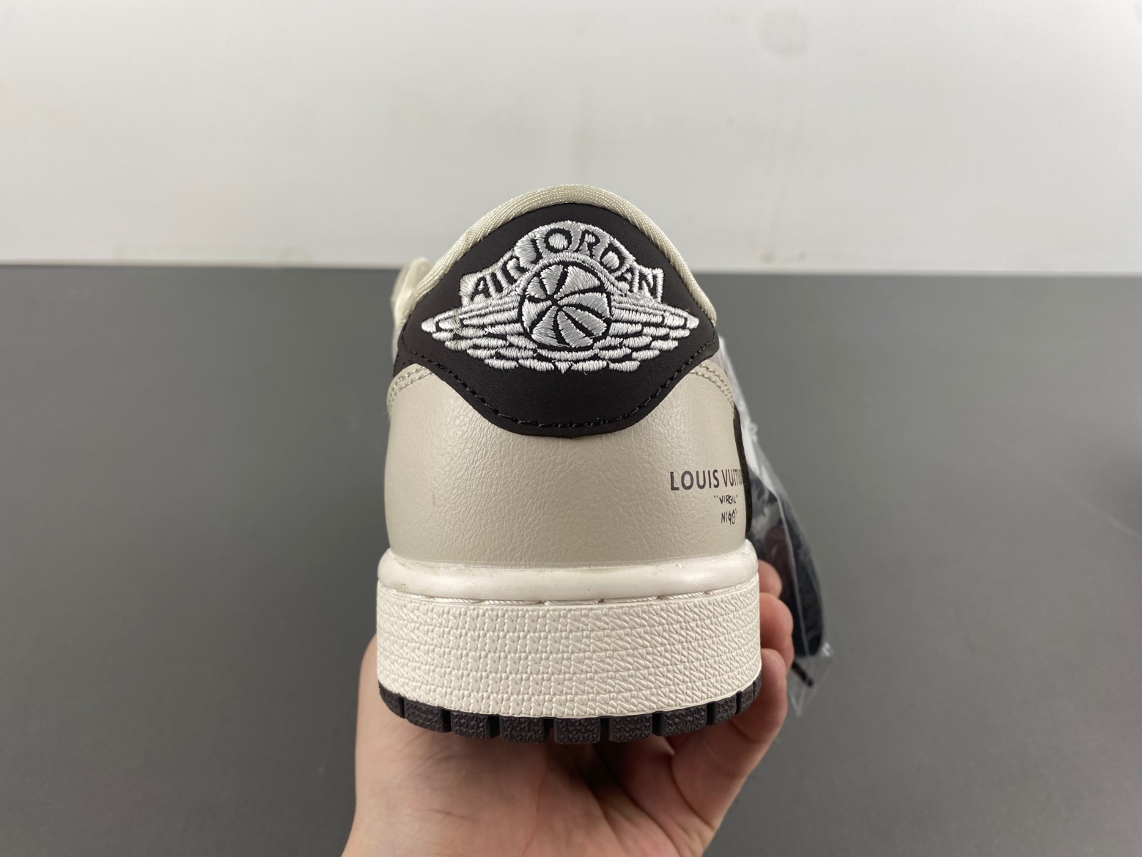 Travis Scott x Air Jordan 1 Low OG   LX1988-100