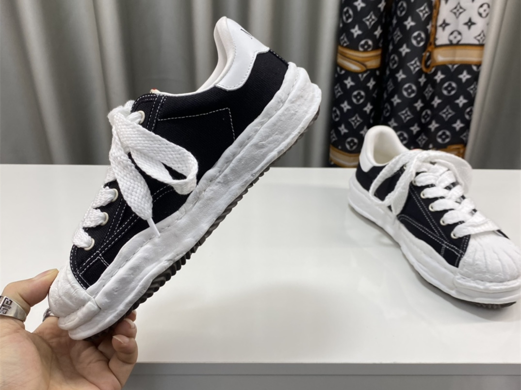 Maison Mihara Yasuhiro Low-Top Sneakers MMY-023