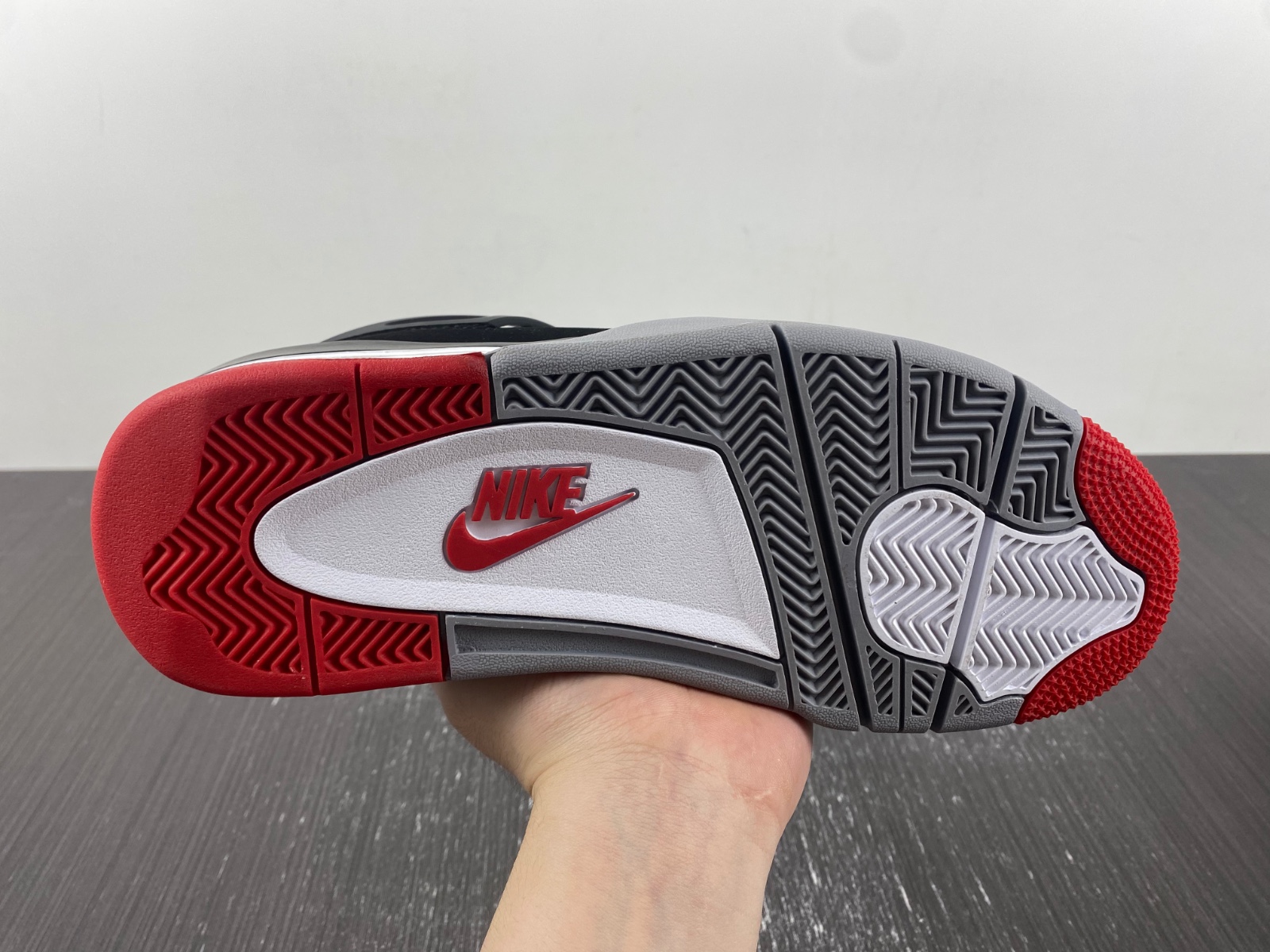 Air Jordan 4 SB bred