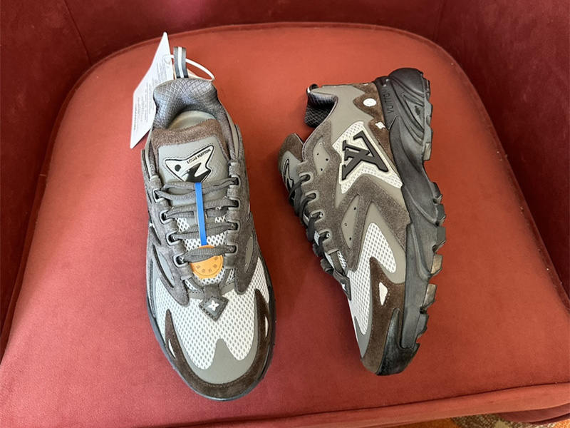 LV Runner Tatic Sneaker